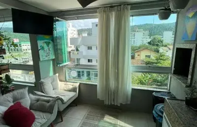 Apartamento a 120 metros da praia de bombas sc, frente a rua, mobiliado e decora