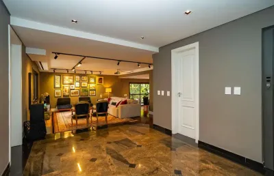 Luxuoso apartamento em frente ao clube curitibano no coração do água verde.