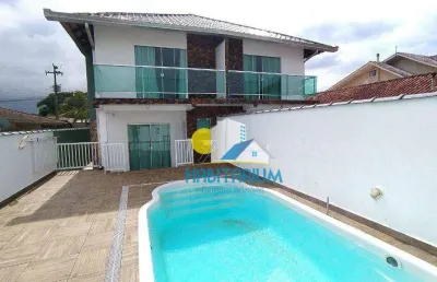 Sobrado poucos metros do mar 03 quartos sendo 02 suites, piscina em guaratuba