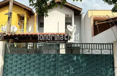Linda casa com amplo espaço, contendo 03 quartos, sala, cozinha, banheiro e 02 vagas de garagem. vi