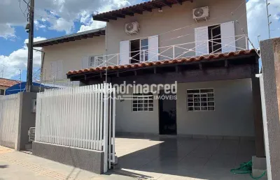 Charmoso sobrado geminado: 3 quartos, 1 banheiro + lavabo, 2 vagas, 115 m² com energia solar, ar co