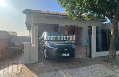 Casa ampla de 2 pisos, pronta para morar e escriturada! 4 quartos, 3 banheiros, área com vista para