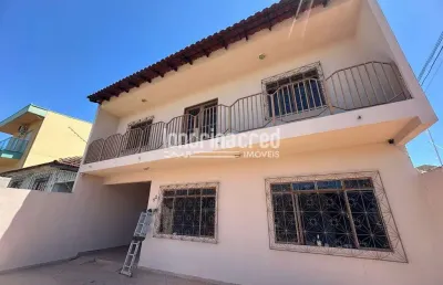 Sobrado com 4 dormitórios, suíte, área gourmet e 4 vagas, a poucos minutos do centro de londrina. c