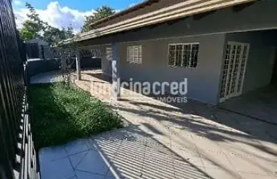 Casa de esquina no conjunto alexandre urbanas, zona leste de londrina: 3 quartos, suíte, garagem pa