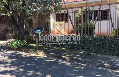 Ampla casa com 3 quartos (1 suíte), 4 vagas, 275m² de construção em terreno de 370m², excelente loc