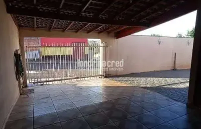 Casa de esquina no ouro verde com 3 quartos (1 suíte), churrasqueira coberta, banheiro externo e qu