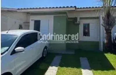 Casa impecável em condomínio fechado com 2 quartos (1 suíte com closet), reformada, porcelanato, la