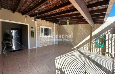 Casa com 3 quartos, planejados, garagem coberta para 2 carros e edícula com churrasqueira na região