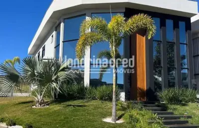 Luxuosa casa no condomínio arangua: 3 suítes com closet, piscina, área gourmet com churrasqueira e