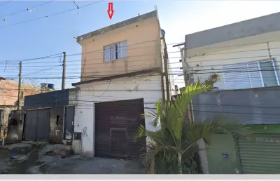 Sobrado com 3 casas e salão comercial em terreno de 250m2, no parque rodrigo barreto, em arujá, sp.