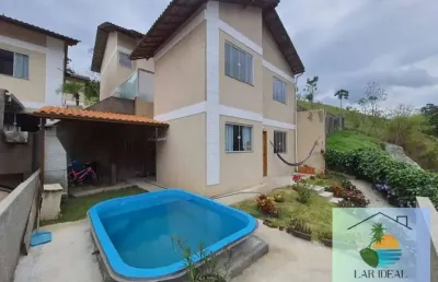 Casa maravilhosa com muito verde, vista panorâmica e piscina.