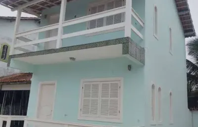 Duplex em condomínio com varanda vista lateral da praia