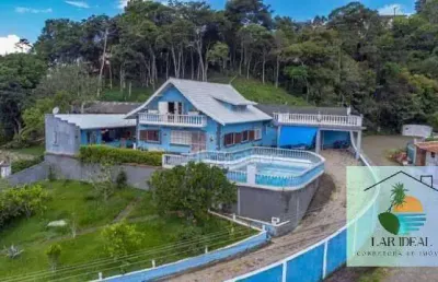 Linda casa com piscina com vista para a serra dos órgãos e dedo de deus!