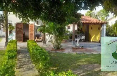 Casa dentro de condomínio com acesso privado à lagoa de araruama