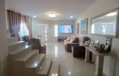 Casa com piscina à poucos metros do shopping park lagos