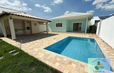 Casa em condomínio no bairro fazendinha - araruama-rj