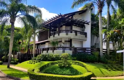 Linda casa em jurere internacional, com 5 suites a 45m do mar