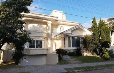 Diferenciada casa com fantástica adega e excelente localização.