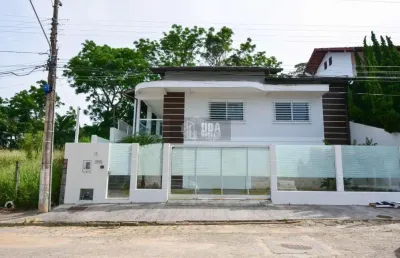 Linda casa no charmoso bairro ponta de baixo. 3 dorm (2 suites)