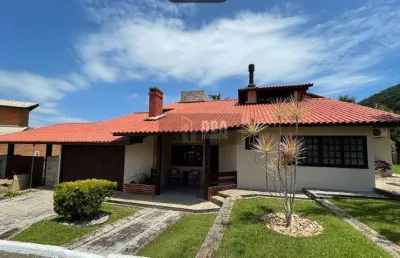Excelente casa em condomínio fechado, sambaqui. 3 dormitórios,