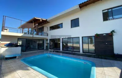 Excelente casa na ponta de baixo, piscina aquecida, vista mar.
