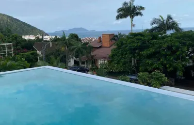 Linda casa conteporânea com vista para toda a praia brava.