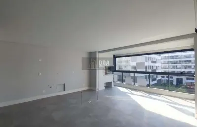 Apartamento novo com 03 suítes próximo da praia de jurerê