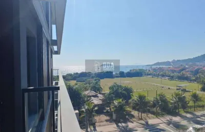 Cobertura com pé direito duplo e vista mar na praia de jurerê