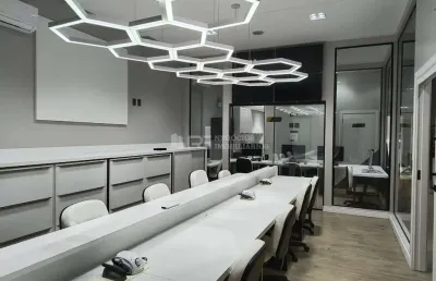 Sala comercial com excelente localização , meia praia, itapema - sc