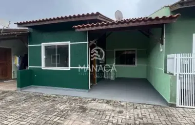 Morar com tranquilidade – casa em condomínio fechado à venda em barra velha sc.