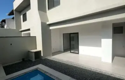 Sobrado com piscina, 3 dormitórios e à apenas 400m do mar - itacolomi - balneári