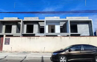 Sobrado com 3 dormitórios sendo um suíte r$580.000,00 1.300m do mar em balneário