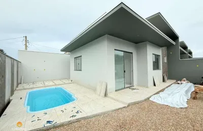 Casa de esquina com piscina na praia de itajuba, na cidade de barra velha/sc