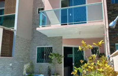 Sobrado mobiliado com 03 dormitórios, à apenas 250m do mar, no centro de balneár