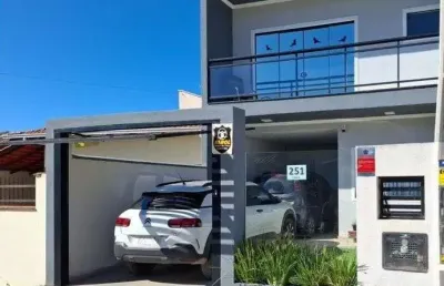 Sobrado mobiliado, com 3 dormitórios e quintal aos fundos, à venda por r$750.000