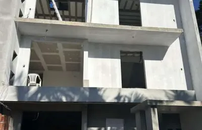 Apartamento 2 dormitórios, sendo 1 suíte a apenas 500m do mar em bal. piçarras -