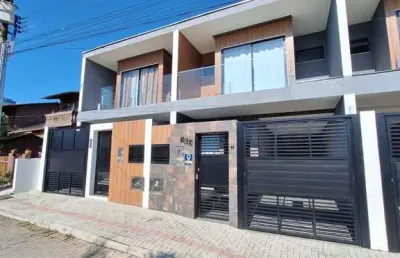 Excelente sobrado semi-mobiliado, com 3 suítes, no centro de piçarras, à apenas