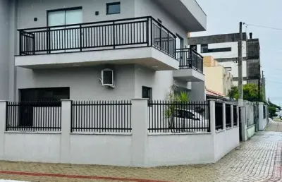 Sobrado com 03 dormitórios, à apenas 300m do mar, no centro de balneário piçarra