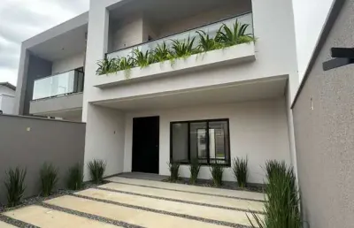 Sobrado com 03 dormitórios, área aos fundos, à apenas 400m do mar - itacolomi, b