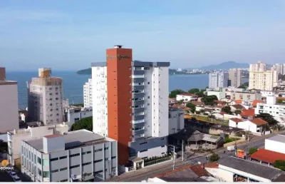 Apartamento mobiliado com dois dormitórios, a apenas 100m do mar, no centro de b