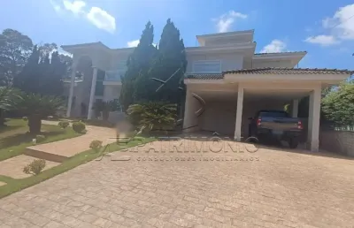 Casa em condomínio com 4 dormitórios, sendo 3 suítes.
