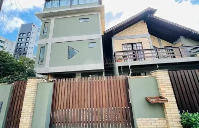 Casa triplex decorada na praia brava – vista mar e conforto exclusivo