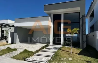 Casa moderna em condomínio fechado e total segurança.