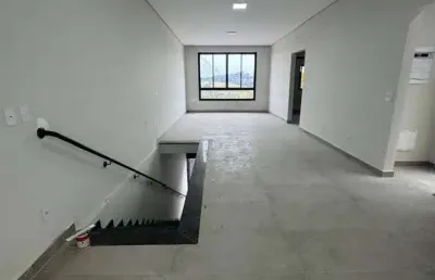 Imóvel p/ locação com casa na parte superior e barracão na parte inferior!