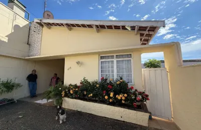 Casa à venda na Avenida Capitão Arthur dos Santos, Vila Bressan, Araras