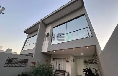 Sobrado mobiliado e equipado 3 suítes 2 vagas no terras altas - camboriú - sc