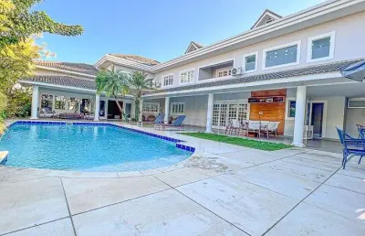Magnífica casa à venda condomínio malibu barra da tijuca com 984m² em terreno de 1008m²  com 5 suítes todas com closets sendo 1 super master 6 vagas
