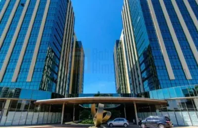 Sala comercial pronta à venda no ceo office península 36m² andar alto piso porcelanato projeto iluminação armários planejados ar condiciondo 1 vaga