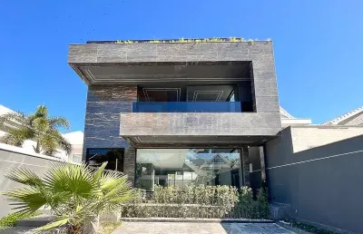 Casa triplex à venda condomínio riviera del sol recreio dos bandeirantes de 500m² área construída e 280m² terreno com 5 suítes  piscina churrasqueira