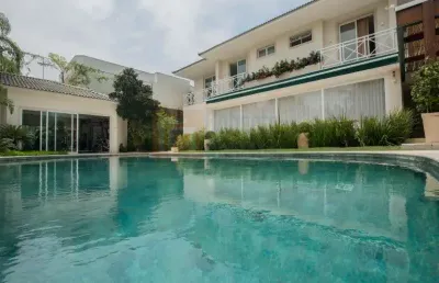 Magnífica casa condomínio malibu barra da tijuca venda ou locação de 1345m² com 6 quartos sendo 3 suítes 4 salas piscina sauna academia 4 vagas